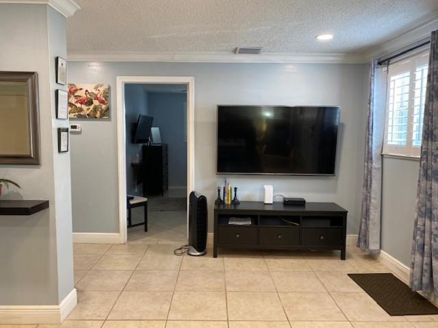Modern 2/1 Apt Near Midtown And Beaches Miami Kültér fotó