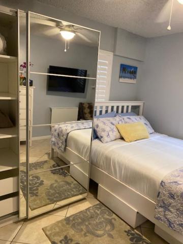 Modern 2/1 Apt Near Midtown And Beaches Miami Kültér fotó